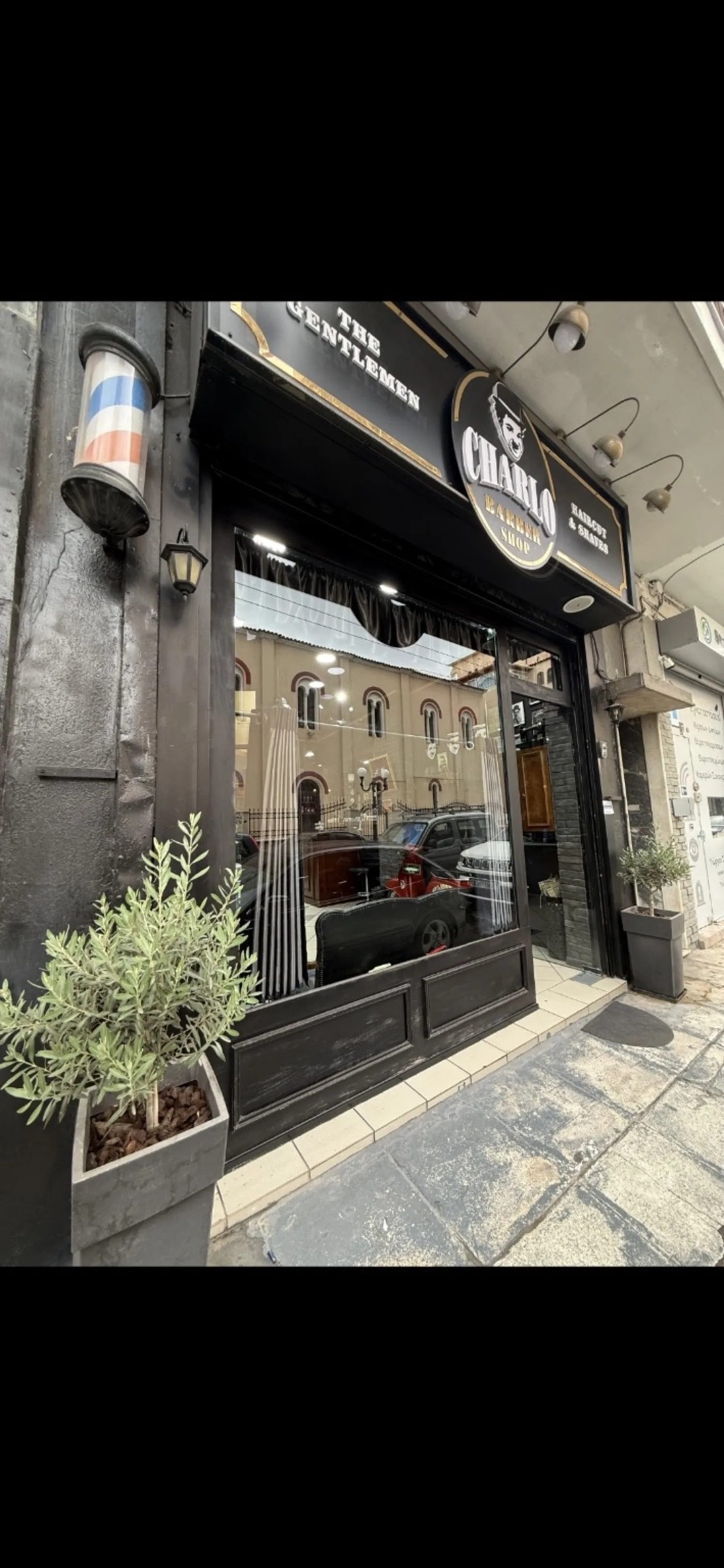 Λοξή εξωτερική όψη του CHARLO Barber Club στη Χορμοβίτου 254 στον Πειραιά