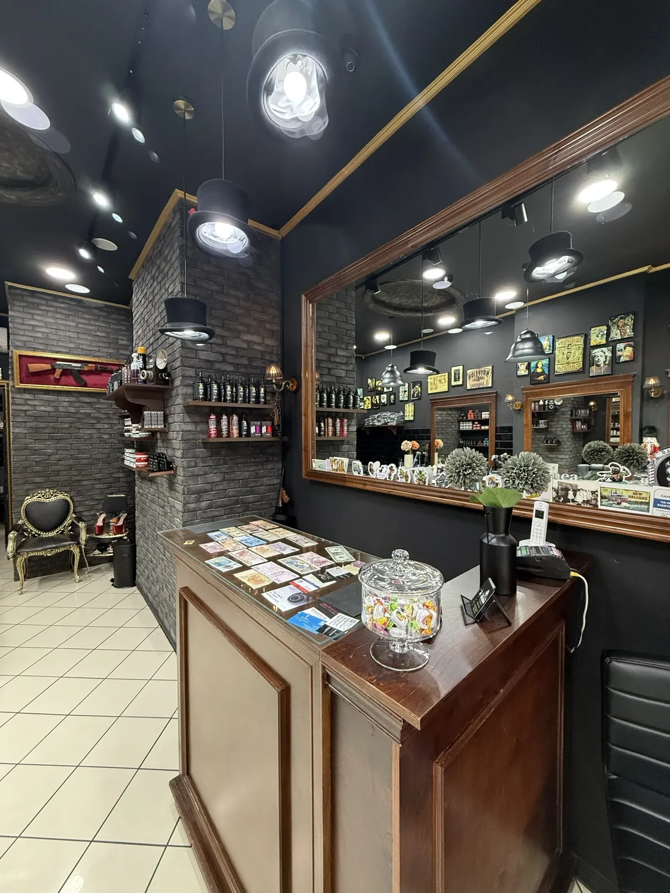 Προϊόντα styling και λεπτομέρειες από το CHARLO Barber Club