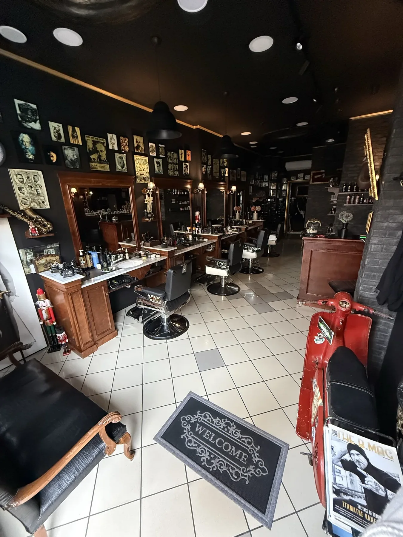Εσωτερικό του CHARLO Barber Club στον Πειραιά με barber καρέκλες