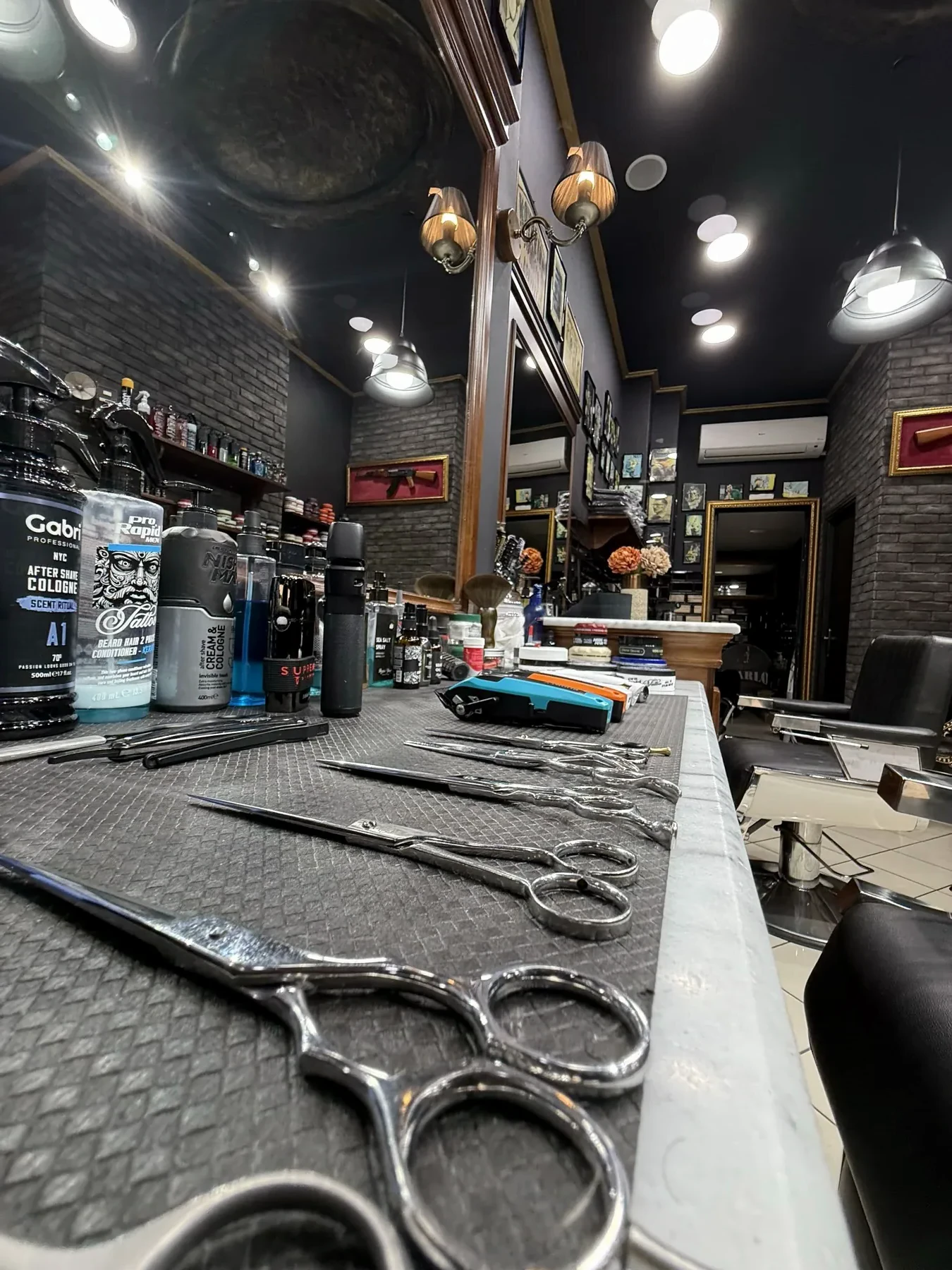 Εργαλεία για ανδρικό κούρεμα και fade στο CHARLO Barber Club